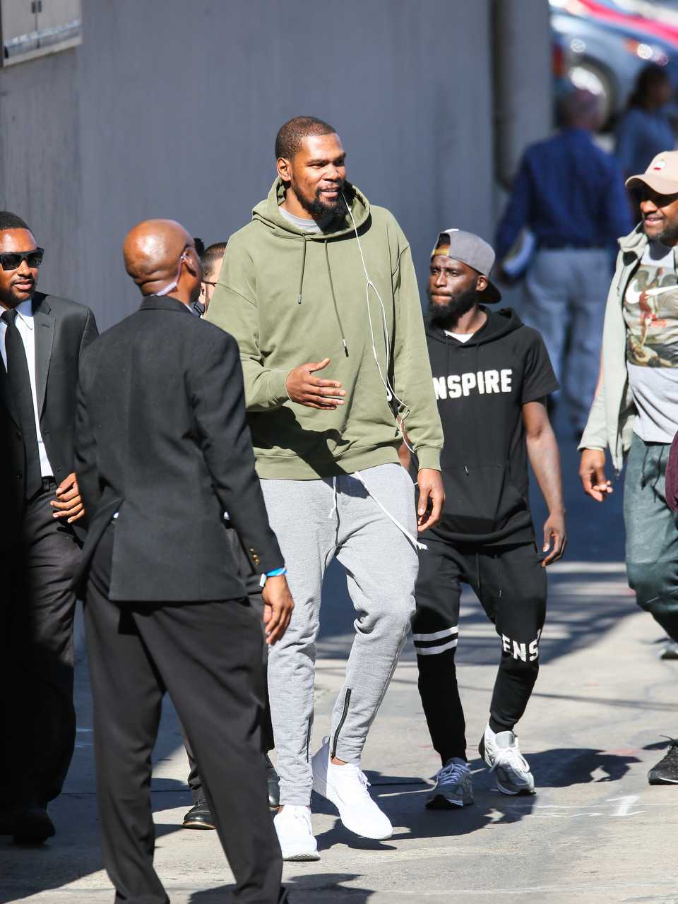 网友：我从未@KD却老被他回复 他需要帮助 KD：我好得很兄弟😁